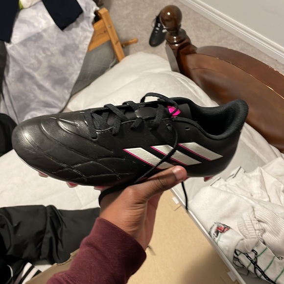 Selling Nike soccer clits that have only been worn once - Picture 4 of 4